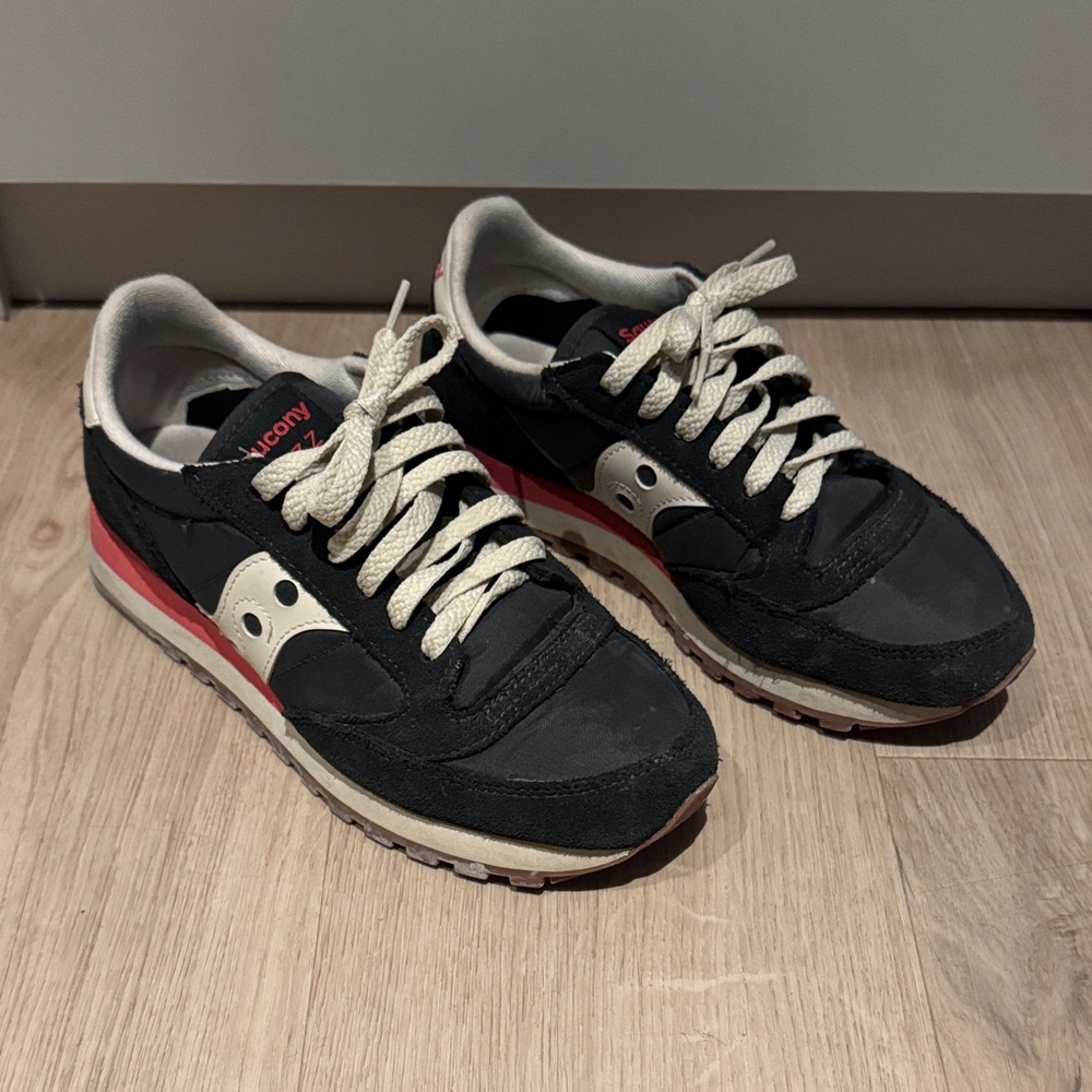 Saucony women's Jazz Black, white and Pink Sneakers
